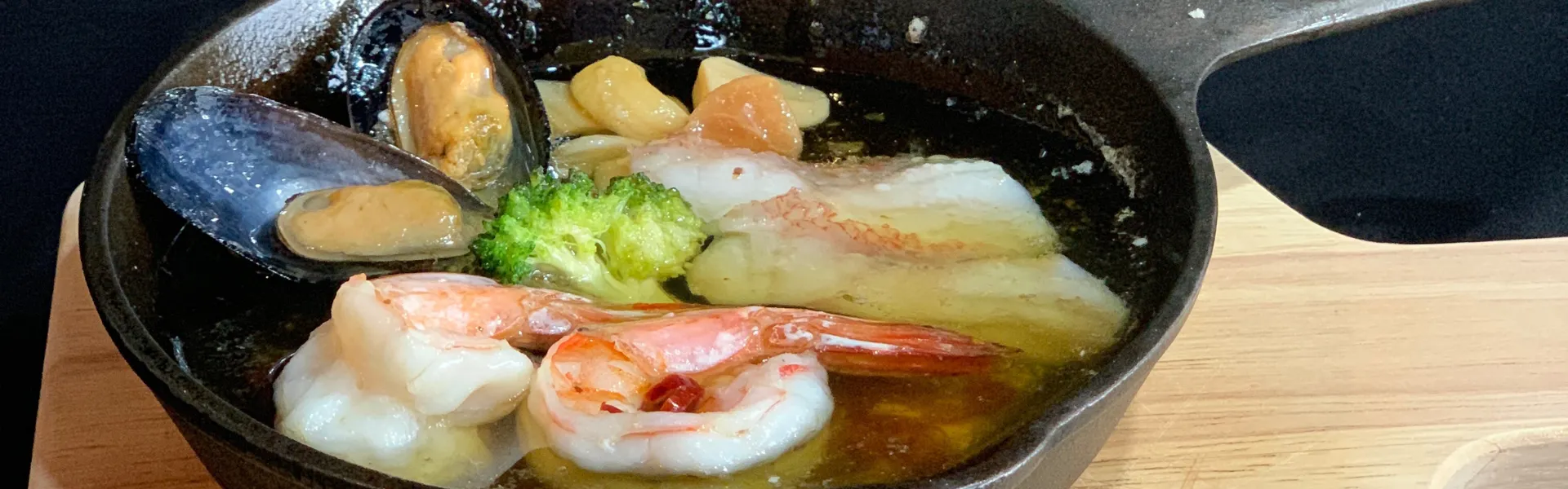 大粒エビとムール貝、白身魚のアヒージョ