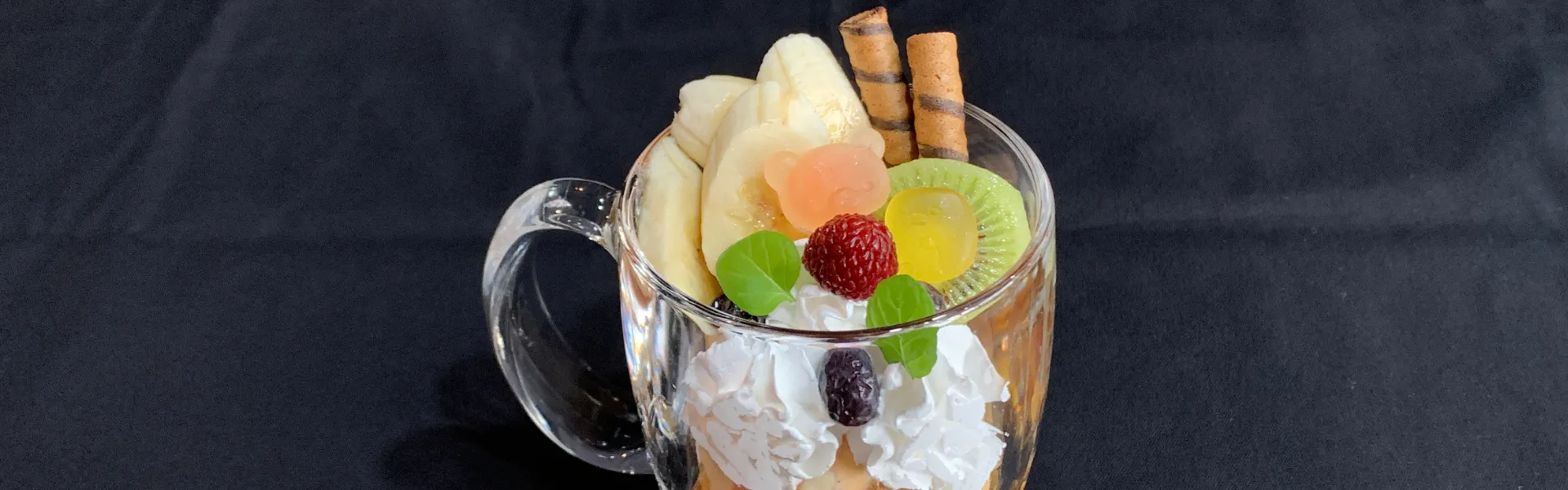 マグ・パフェ〜気まぐれフルーツ添え - フルーツ・ソース