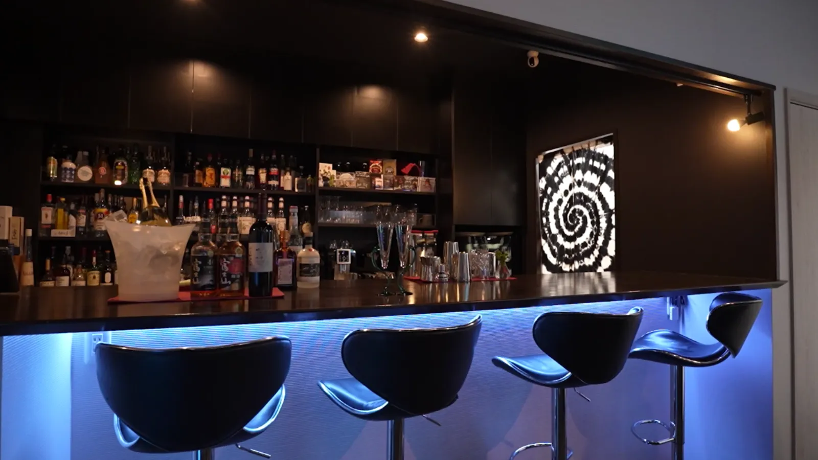 河口湖駅周辺のナイトライフを彩るラグジュアリーなバーでバーテンダーが作る大人なカクテルを堪能する