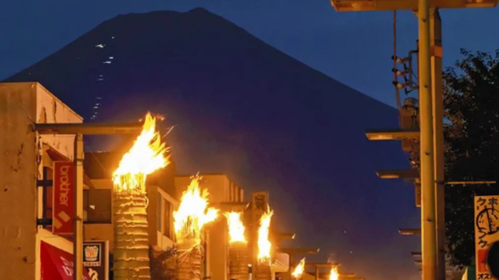 吉田の火祭りの後は富士河口湖町のバーで特別な夏の夜を