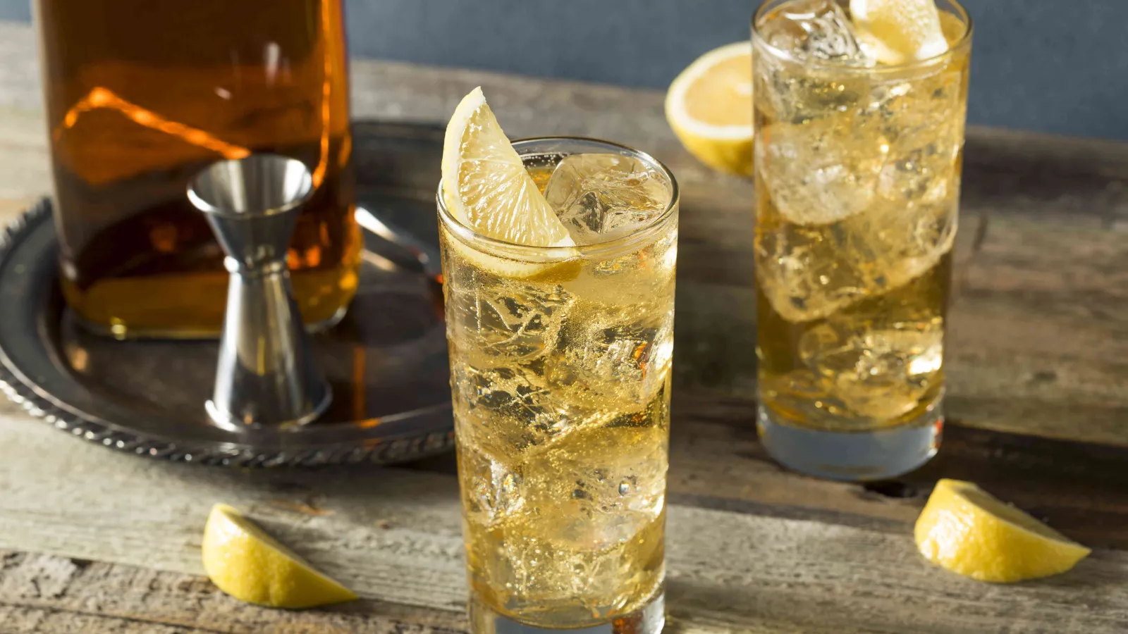 静かな冬の夜を彩るロマンチックなバータイムの楽しみ方